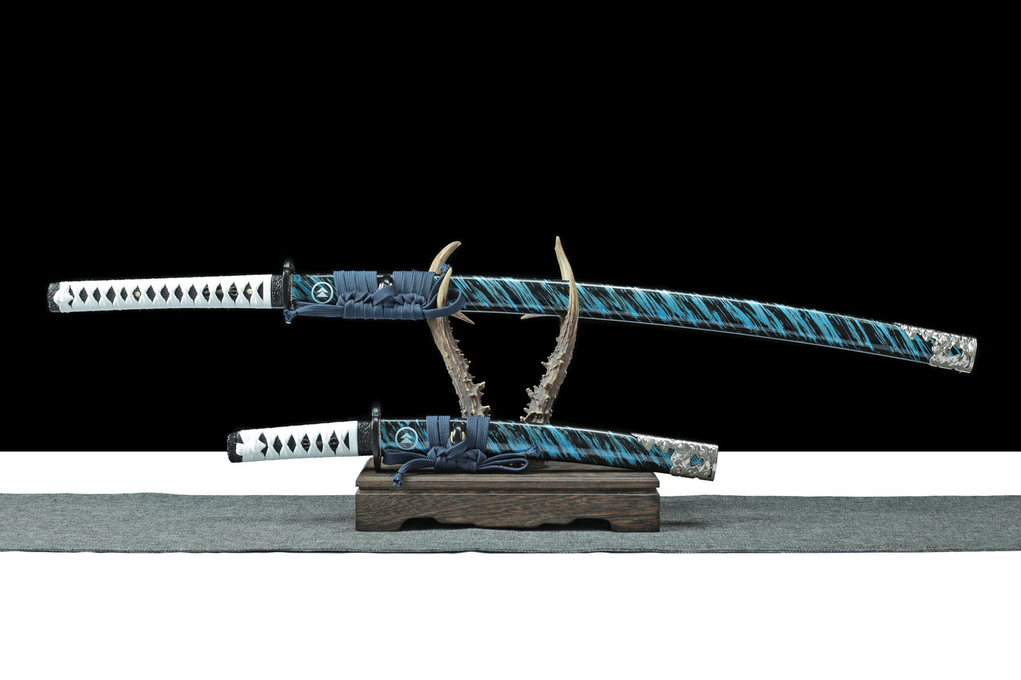 1:1 replica of Ghost of Tsushima Katana (fourth generation) 1:1 replica of Ghost of Tsushima Katana (fourth generation) including Katana and Wakizashi