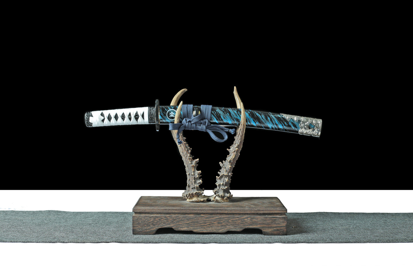 1:1 replica of Ghost of Tsushima Katana (fourth generation) 1:1 replica of Ghost of Tsushima Katana (fourth generation) including Katana and Wakizashi