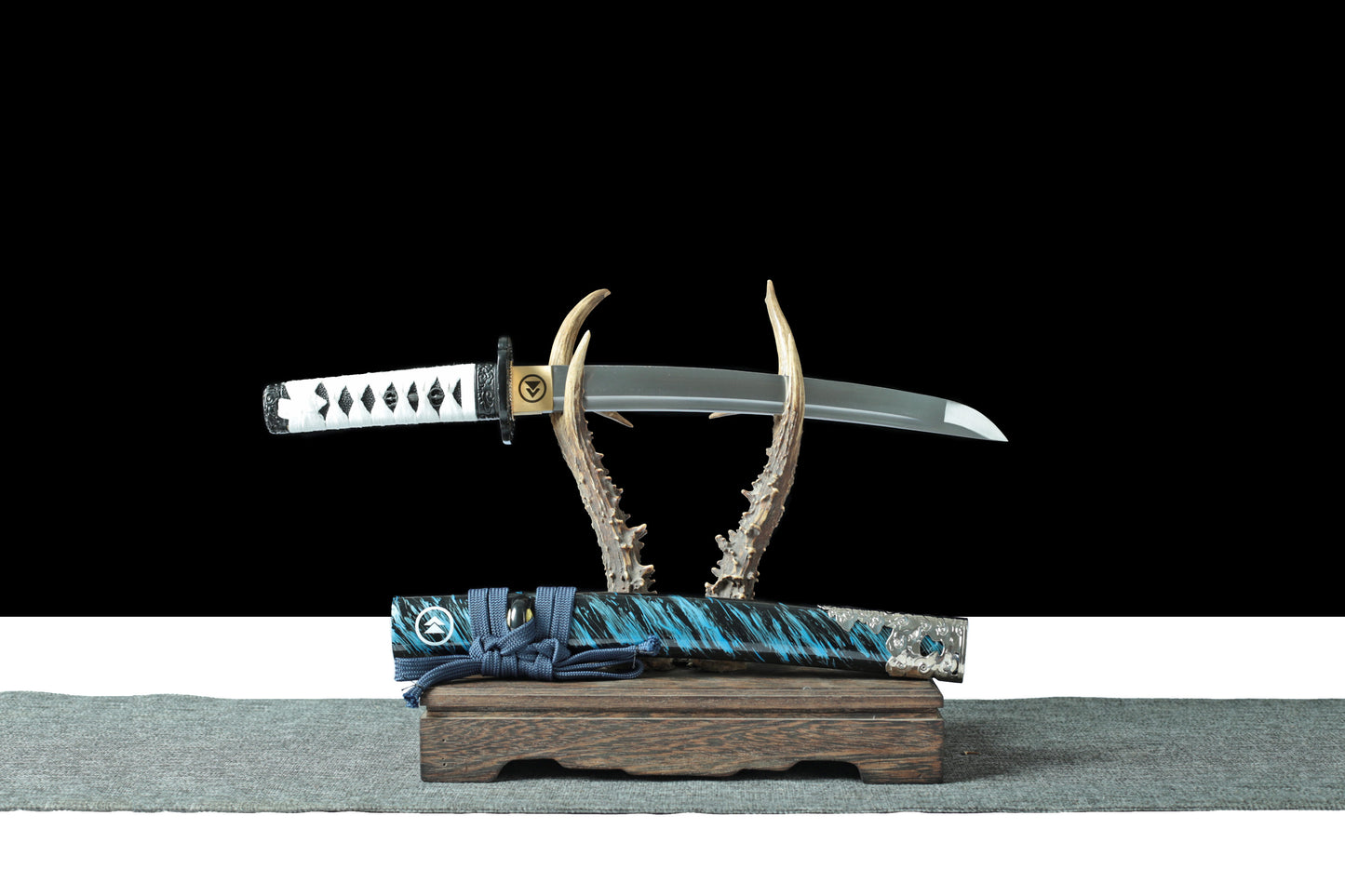 1:1 replica of Ghost of Tsushima Katana (fourth generation) 1:1 replica of Ghost of Tsushima Katana (fourth generation) including Katana and Wakizashi