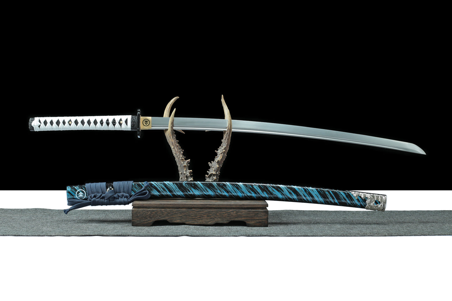 1:1 replica of Ghost of Tsushima Katana (fourth generation) 1:1 replica of Ghost of Tsushima Katana (fourth generation) including Katana and Wakizashi