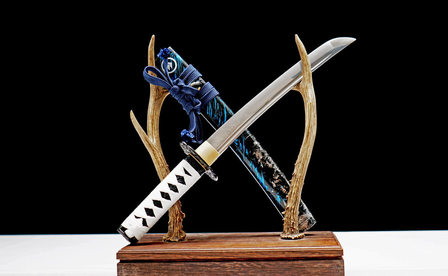 1:1 replica of Ghost of Tsushima (third generation) Includes katana and wakizashi