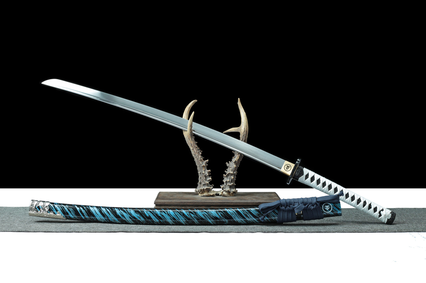 1:1 replica of Ghost of Tsushima Katana (fourth generation) 1:1 replica of Ghost of Tsushima Katana (fourth generation) including Katana and Wakizashi