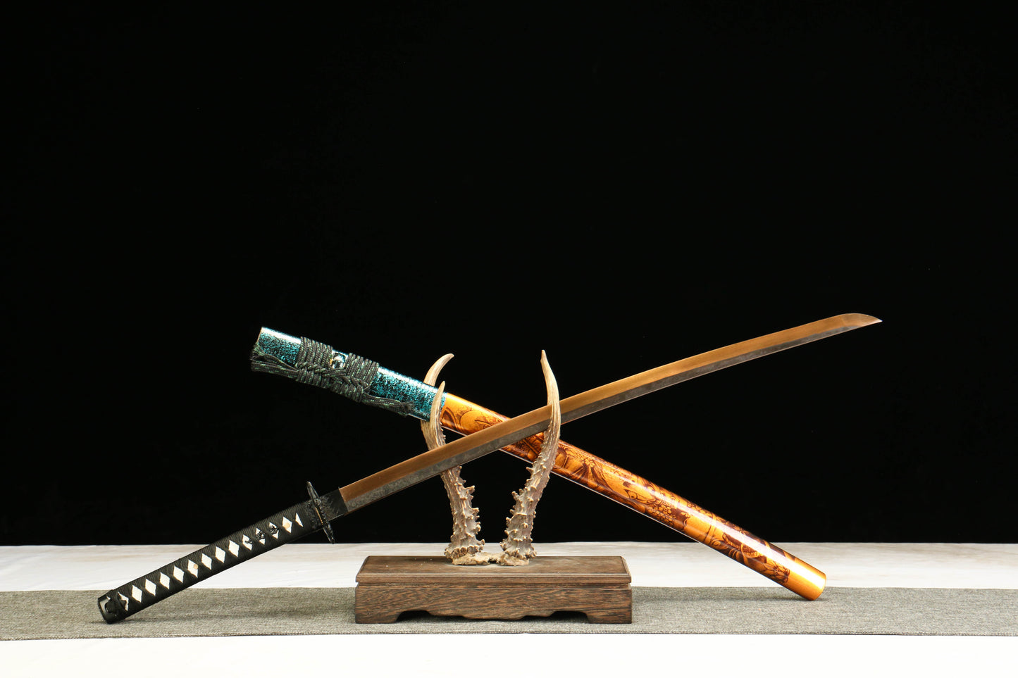 T10 High-Carbon Steel Golden Blade Katana with Black Fuchi and Golden Lacquered Scabbard