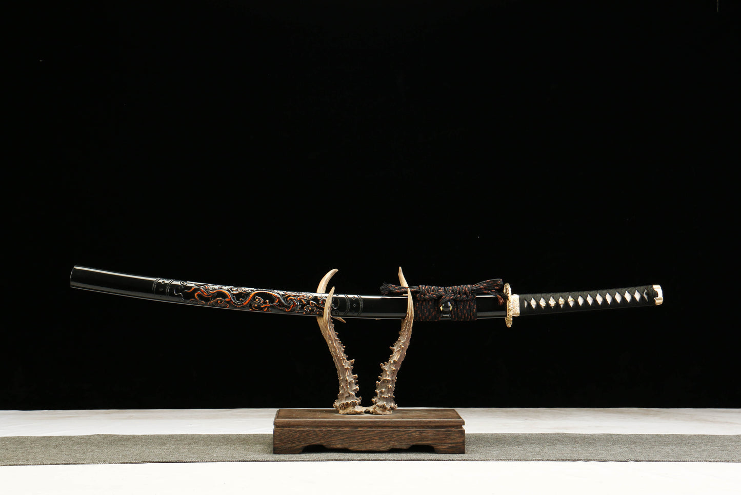 T10 Clay Tempered Katana with Golden Brass Fittings and Black Lacquered Scabbard Featuring a Golden Dragon Design