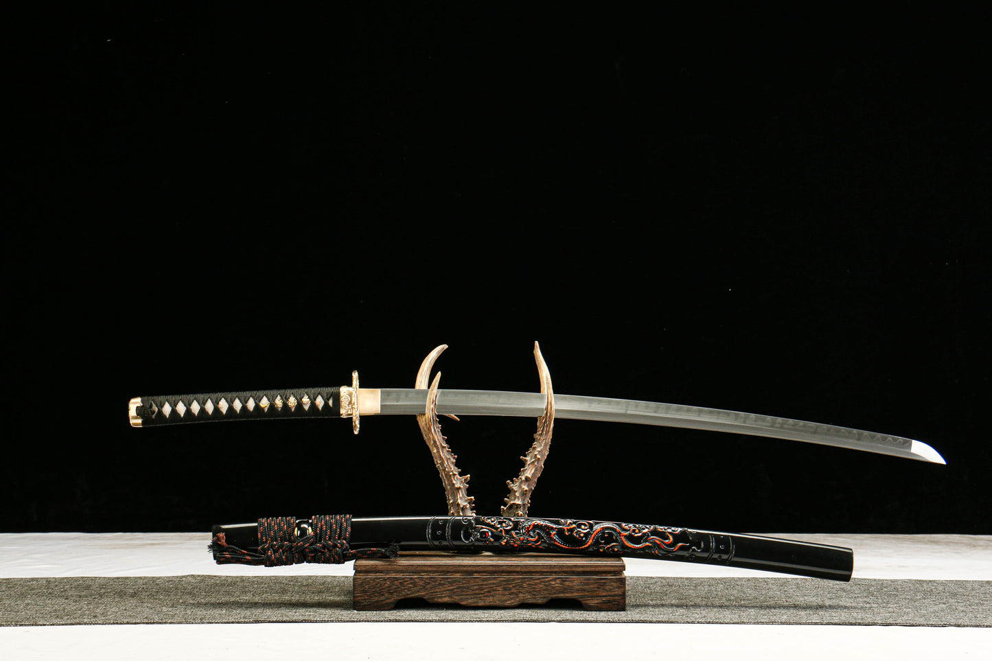 T10 Clay Tempered Katana with Golden Brass Fittings and Black Lacquered Scabbard Featuring a Golden Dragon Design