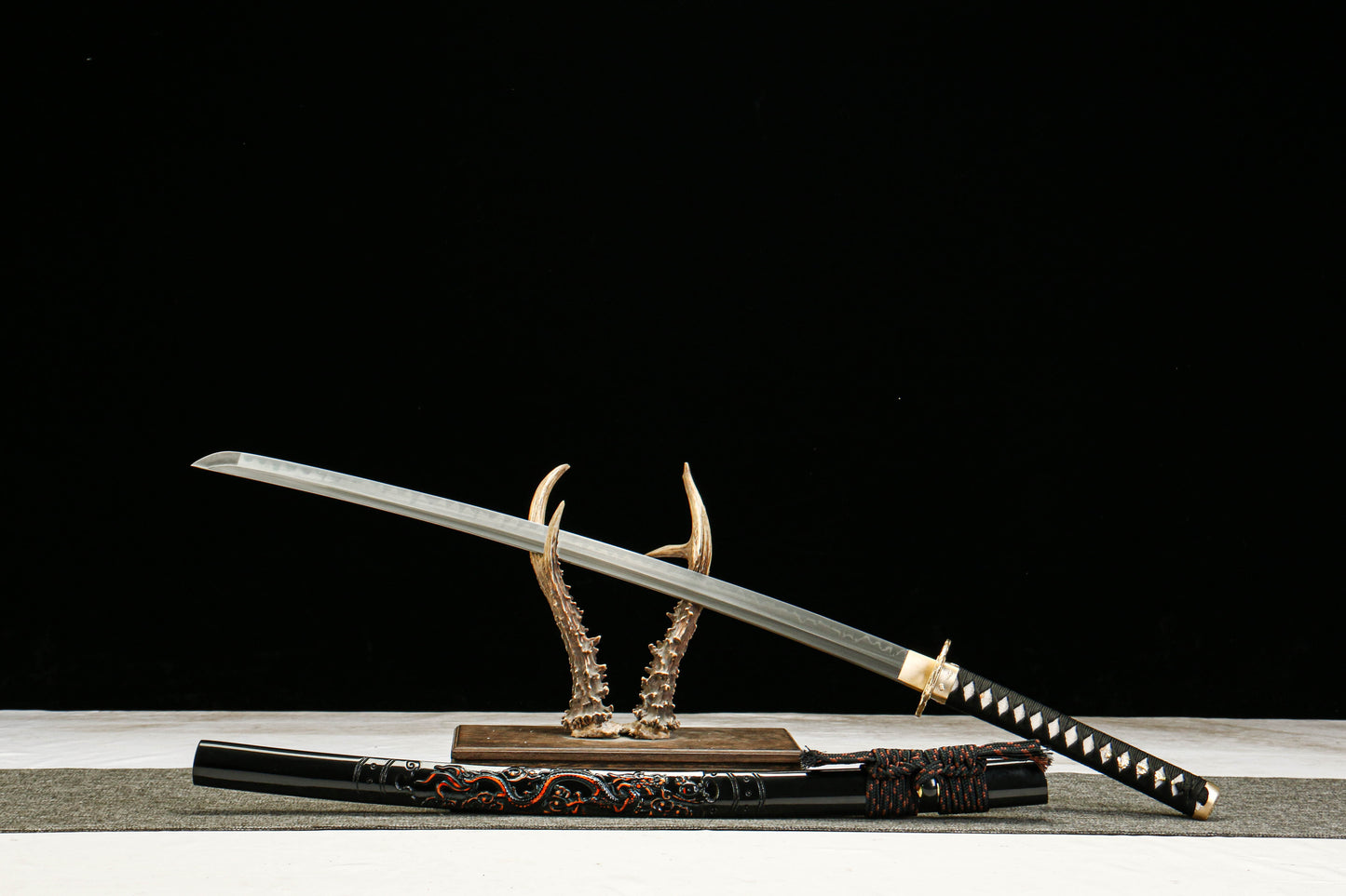 T10 Clay Tempered Katana with Golden Brass Fittings and Black Lacquered Scabbard Featuring a Golden Dragon Design