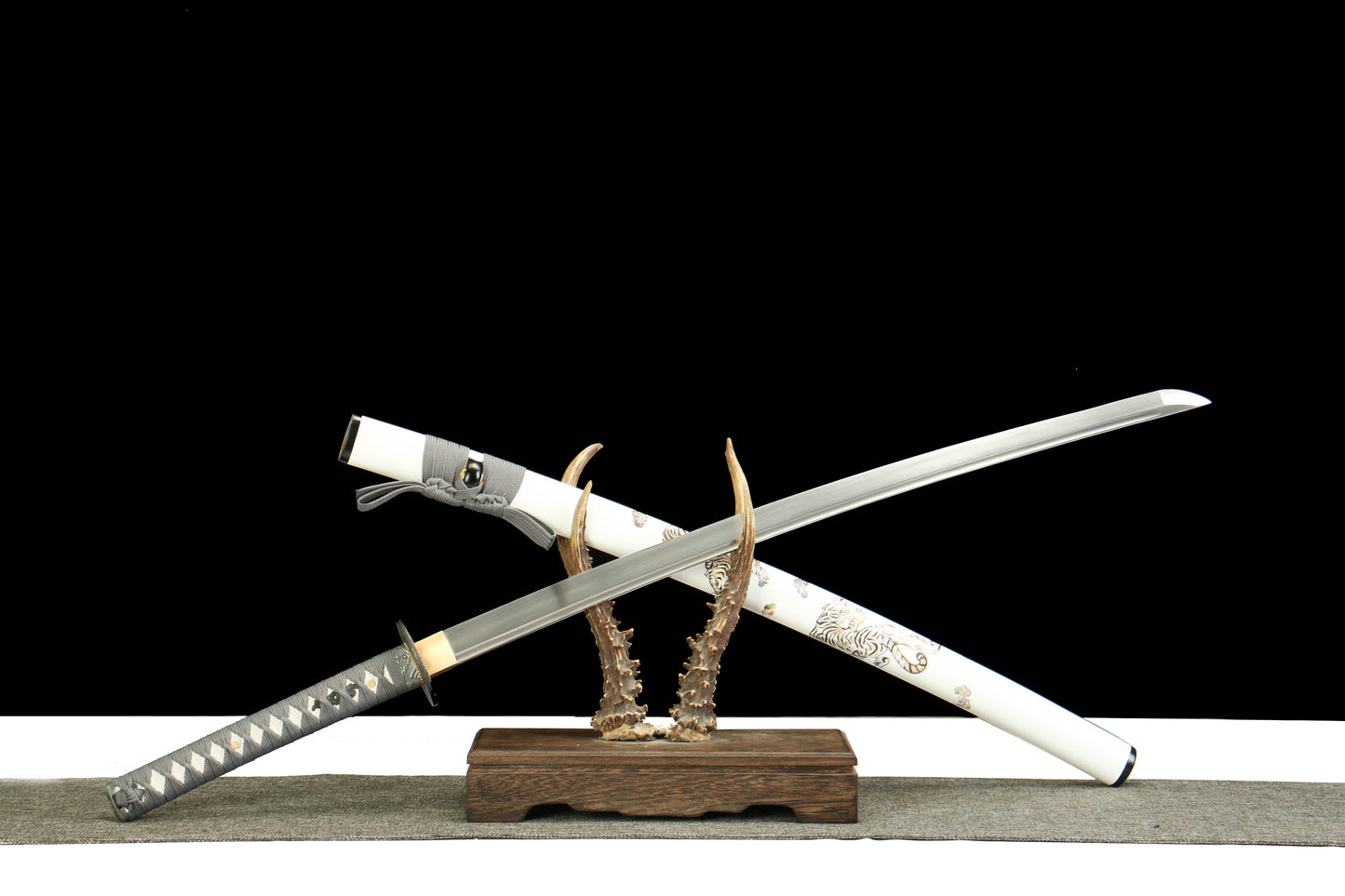 White Tiger's Roar - Handmade 1065 Steel Katana with Oil Quenched & Tempered Blade, Wooden Scabbard, Zinc Alloy Fittings - Unique Collector Sword