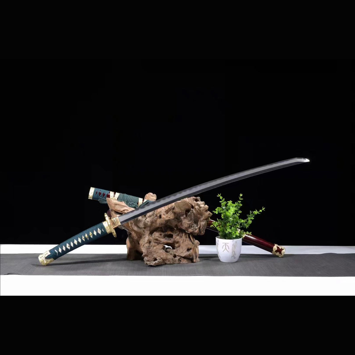 Chivalrous Knight Tachi with Real Hamon | Full Tang Clay Tempered Folded Pattern Steel Hand-Lacquered Scabbard 103cm