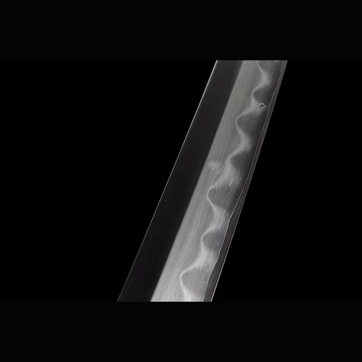 Roaring Tiger Sanmai Katana with Real Hamon | Full Tang Laminated Steel Diagonal Rayskin Scabbard 103cm