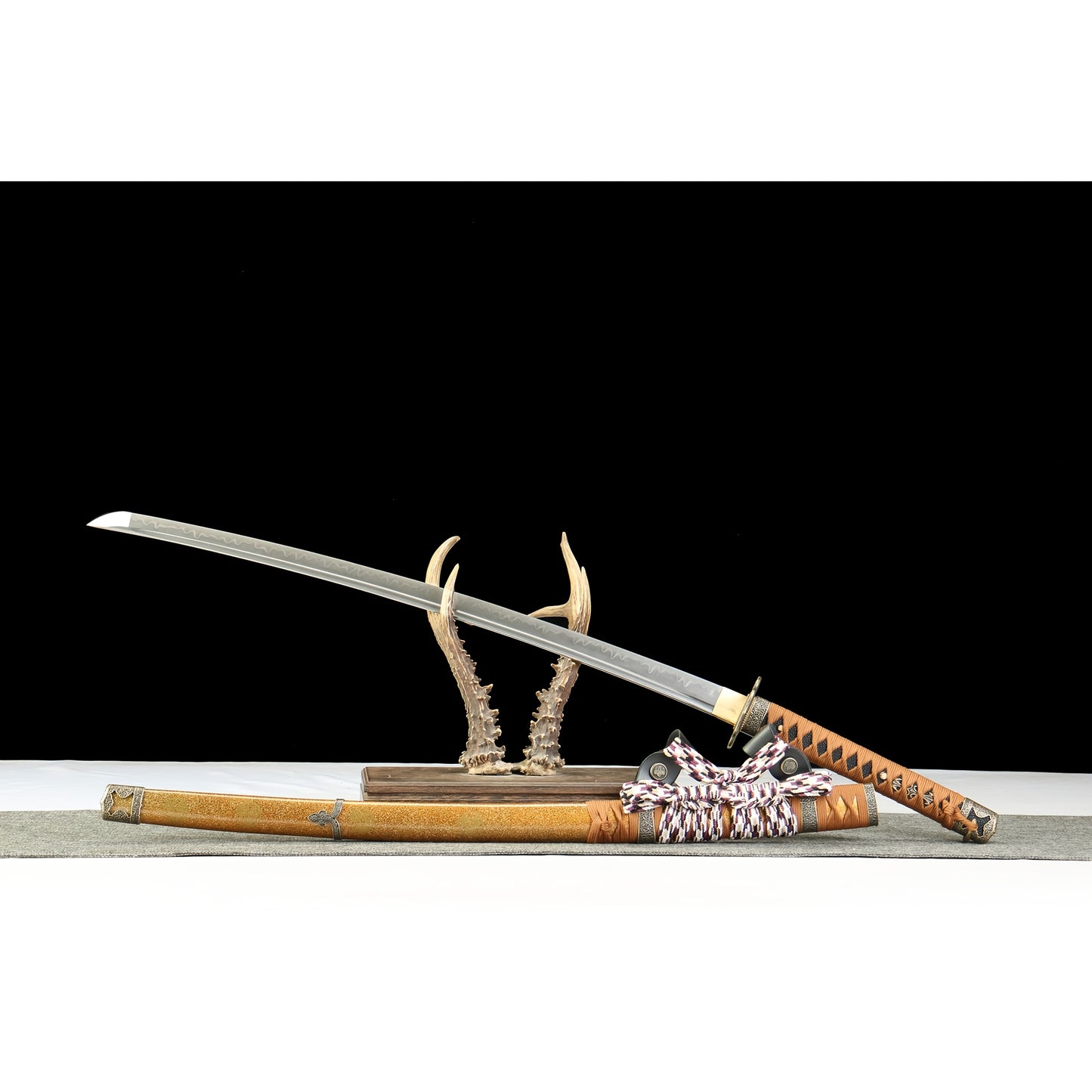 T10 Clay Tempered Tachi · Gold Lacquer Scabbard (103cm)